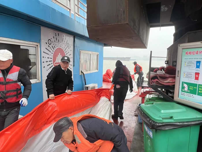 1710378764702881.jpg 采區(qū)布設(shè)防污屏.jpg